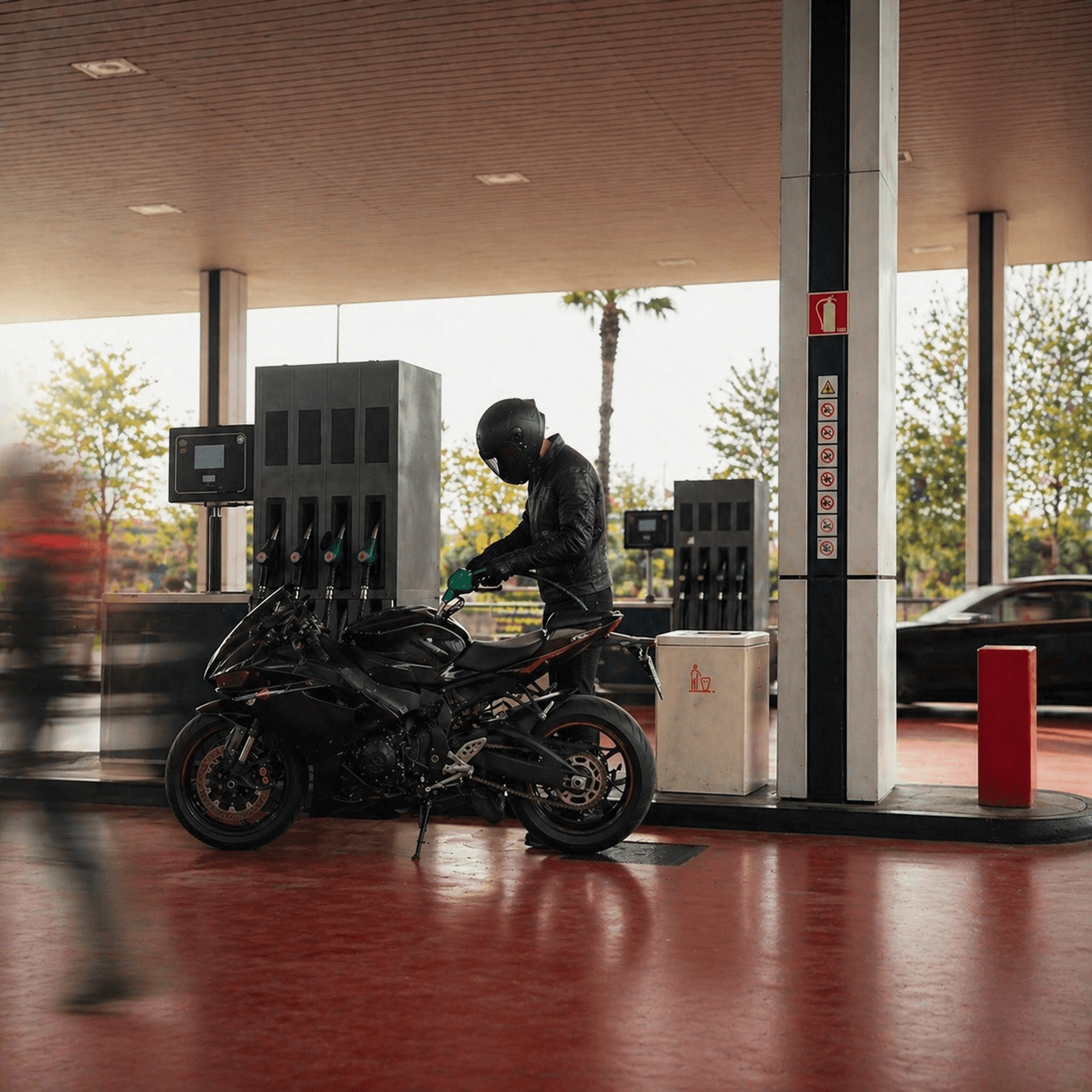 Motorista en una estación de servicio