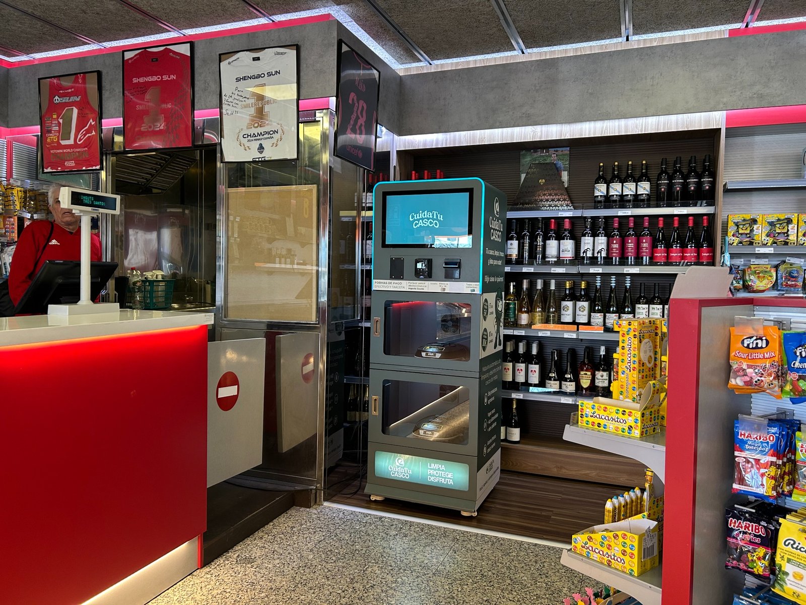 Máquina CuidaTuCasco instalada en el primer punto operativo